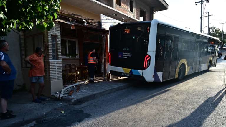 Μενίδι: Λεωφορείο έπεσε σε κολώνα δίπλα σε ταβέρνα στη Λεωφόρο Δημοκρατίας