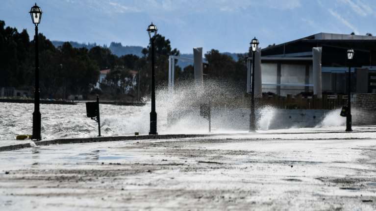 Οι ισχυροί άνεμοι καθηλώνουν τα πλοία στα λιμάνια - Απαγορευτικό απόπλου από Πειραιά, Ραφήνα και Λαύριο