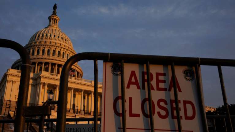 Άνδρας που πήρε χάρη από τον Τραμπ απείλησε να δολοφονήσει τον επικεφαλής των Δημοκρατικών στη Βουλή