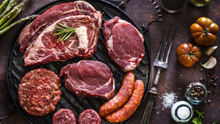 Καμπανάκι για το κόκκινο κρέας και τη ζάχαρη: Πώς συνδέονται με τον καρκίνο του παχέος εντέρου