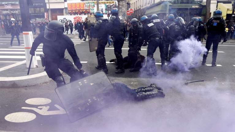 Γαλλία: Βίντεο που σοκάρει - Τα ΜΑΤ σέρνουν αναίσθητο συνάδελφό τους για να μην πέσει στα χέρια των διαδηλωτών