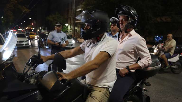 Ο Κασσελάκης για ποτό στου Ψυρρή, μετά τη νίκη του στις εκλογές του ΣΥΡΙΖΑ