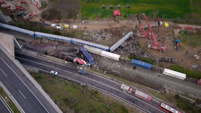 Σύγκρουση τρένων στα Τέμπη: Το τραγικό λάθος του σταθμάρχη - Συνελήφθη και κατηγορείται για ανθρωποκτονία