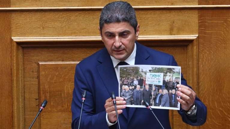 Γκάφα Αυγενάκη στη Βουλή: &quot;Βάφτισε&quot; ΠΑΣΟΚο τον Σημανδράκο με φωτογραφία από... καρναβάλι