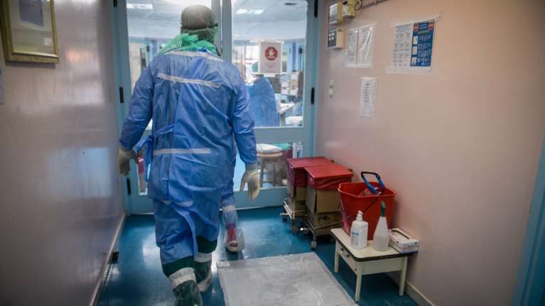 Κορονοϊός: Επίσημο - Ανεμβολίαστοι ή μερικώς εμβολιασμένοι οι 309 από τους 338 διασωληνωμένους