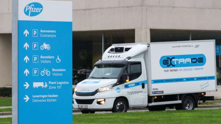 Βρετανία: Εφτασαν τα πρώτα εμβόλια με φορτηγά - Ξεκινά η μεγαλύτερη επιχείρηση εμβολιασμού στην ιστορία [εικόνες-βίντεο]