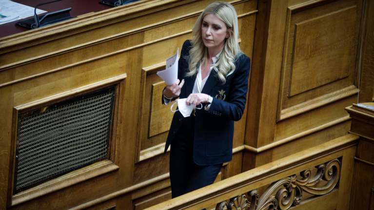 Καταψηφίζει η Φωτεινή Αραμπατζή το νομοσχέδιο για τα ομόφυλα ζευγάρια: &quot;Ανοίγει τον δρόμο για την τεκνοθεσία&quot;