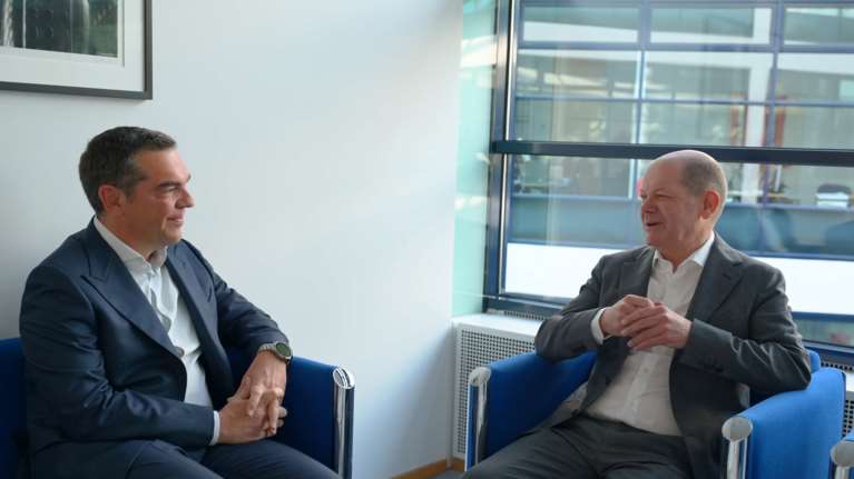 Συνάντηση Τσίπρα με Σολτς στο Βερολίνο: Παρουσίασε το σχέδιό του &quot;για μια προοδευτική κυβέρνηση&quot;