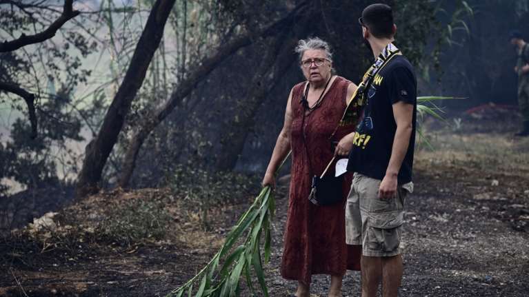 Υπό έλεγχο η φωτιά στη Σταμάτα- Προσήχθη αλλοδαπός ως ύποπτος για εμπρησμό, μήνυμα 112 στους κατοίκους