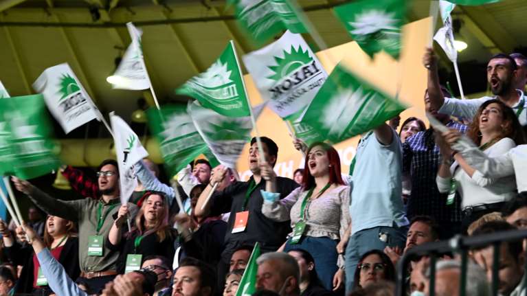 Ποια γνωστή ηθοποιός ήταν μέλος του προεδρείου στο συνέδριο του ΠΑΣΟΚ - Θα είναι και υποψήφια βουλευτής [εικόνες]