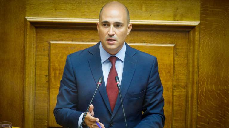 Πρόταση δυσπιστίας: Ο Κωνσταντίνος Μπογδάνος εξηγεί σε... κάποιους νεοδημοκράτες γιατί ψήφισε "παρών"