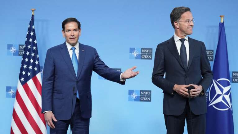 Ο Ρούμπιο διαβεβαιώνει ότι οι ΗΠΑ θα παραμείνουν στο ΝΑΤΟ και ζητά αύξηση αμυντικών δαπανών στο 5%