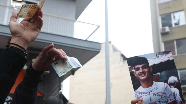 Σε κατ&#39; οίκον περιορισμό ο αστυνομικός που πυροβόλησε τον 16χρονο Ρομά - Διαφώνησε ο ανακριτής με την προφυλάκιση