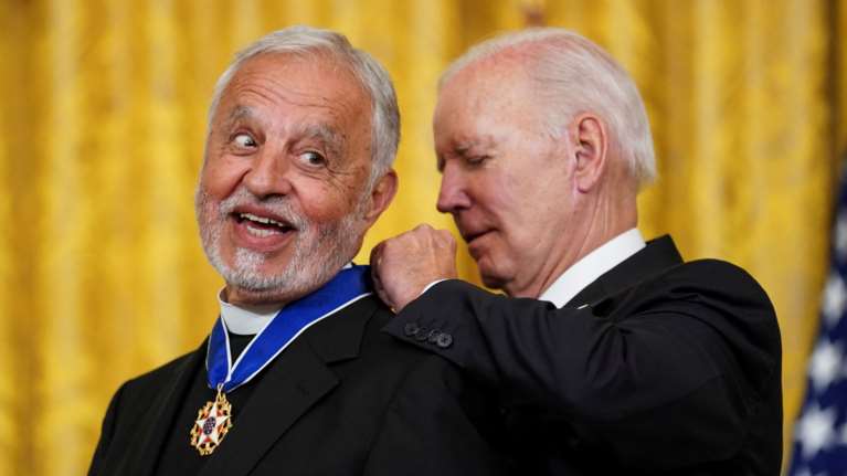 Στον ιερέα Αλέξανδρο Καρλούτσο απένειμε το Προεδρικό Μετάλλιο της Ελευθερίας ο Τζο Μπάιντεν  - Νέα πλάκα με το "Bidenopoulos"