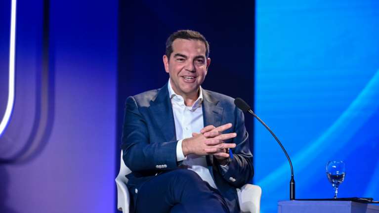 Το σχόλιο του Αλέξη Τσίπρα για τα γαλλικά του Κουτσούμπα: &quot;Απ’ ό,τι είδα έχει και πολύ καλή προφορά&quot; [βίντεο]