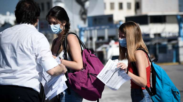 &quot;Βουλιάζει&quot; το λιμάνι του Πειραιά - Εγκαταλείπουν την Αθήνα οι αδειούχοι του Ιουλίου [βίντεο]