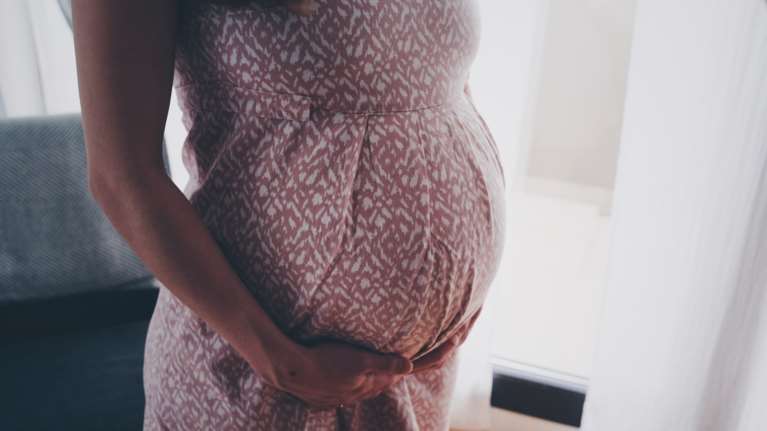 Εμβολιασμός: Υπάρχει κίνδυνος για εγκύους και βρέφη; Τι απαντά ο Ηλίας Μόσιαλος