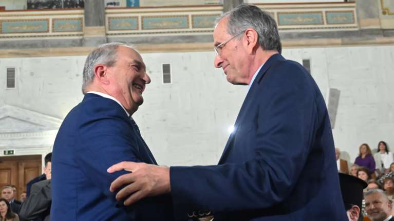 Θερμή χειραψία Καραμανλή - Σαμαρά στην εκδήλωση για την Ψαρούδα-Μπενάκη [εικόνες - βίντεο]