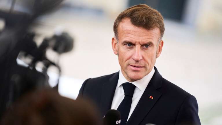 Γαλλία: Το &quot;εμπόδιο&quot; του προϋπολογισμού μέσα σε πολιτικό χάος - Ούτε οι σύμμαχοί του δεν στηρίζουν πλέον τον Μακρόν