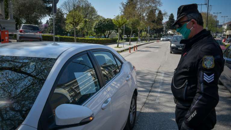 137 παραβάσεις για μετακινήσεις εκτός νομού το Σάββατο - Tα πρόστιμα από την ΕΛΑΣ