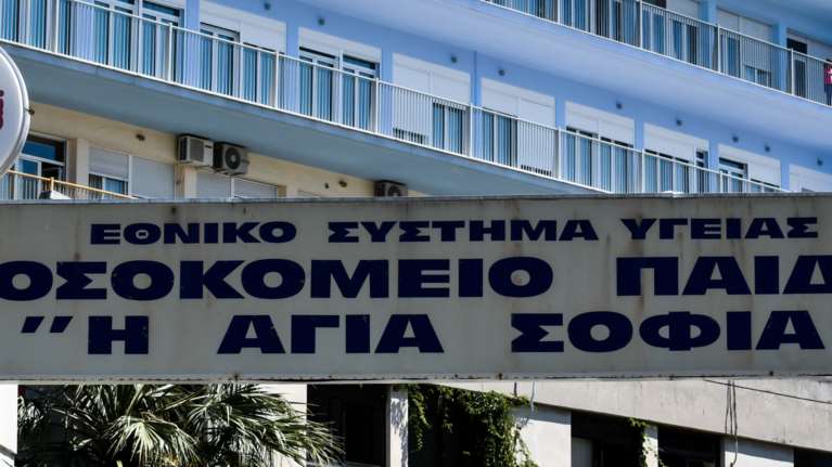 Βρέφος 8 μηνών με κορονοϊό νοσηλεύεται στη ΜΕΘ του "Παίδων" - Επιτόπου και ο Σωτήρης Τσιόδρας