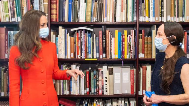 Κέιτ Μίντλετον: Η νέα εμφάνιση με απίθανο κόκκινο παλτό- Τι κρύβει στο Λονδίνο