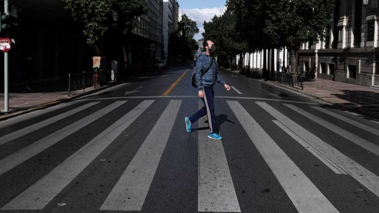 Lockdown: Πότε αναμένεται η σταδιακή άρση του - Δύο σενάρια για το άνοιγμα των σχολείων