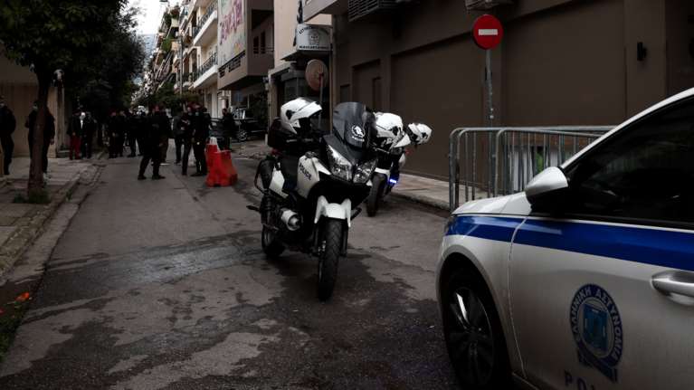 Σύσκεψη Χρυσοχοΐδη στη ΓΑΔΑ μετά τα πρωτοφανή &quot;μπλόκα&quot; αντιεξουσιαστών - Κάνουν... ελέγχους και ζητούν ταυτότητες