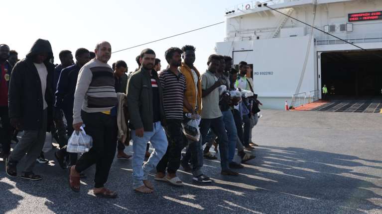 Από την Κρήτη στο Λαύριο και απευθείας για κράτηση οι πρώτοι 247 μετανάστες από τη Λιβύη