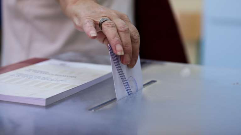 Δημοσκόπηση MRB: Δεύτερο κόμμα το ΠΑΣΟΚ, στην τρίτη θέση ο ΣΥΡΙΖΑ - Μπροστά ο Ανδρουλάκης στην κούρσα με Δούκα