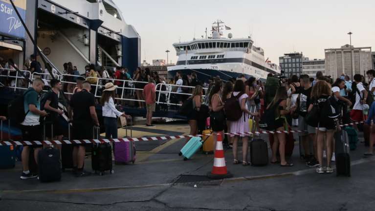 Εξοδος για διακοπές με κάθε τρόπο - Οποιος μπορεί φεύγει: Τι δείχνουν τα στοιχεία από τις κρατήσεις