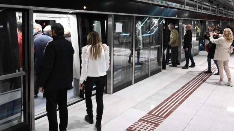 Μετρό Θεσσαλονίκης... σαν ψέμα: Ο συρμός χωρίς οδηγό και οι νέες πόρτες πάνω στην αποβάθρα [εικόνες - βίντεο]