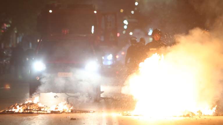 Καζάνι που βράζει η Δυτική Αττική: Βίαια επεισόδια και ενέδρα σε αστυνομικούς - Νεκρός 30χρονος Ρομά