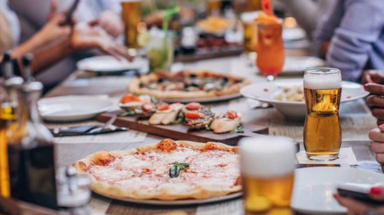 Fast food και σνακ αυξάνουν το κίνδυνο για καρκίνο παχέος εντέρου: Τι ισχύει για τις γυναίκες κάτω των 50 ετών