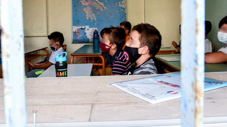 Πώς θα επιστρέψουν οι μαθητές στα σχολεία από τον Σεπτέμβριο: Ποιοι και πότε θα φορούν μάσκα