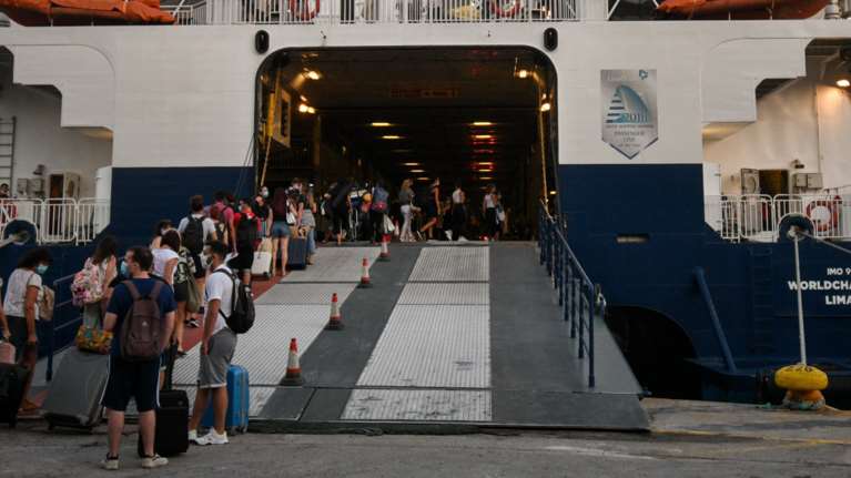 "Κλείδωσαν" οι περιορισμοί για τα νησιά: Ταξίδια μόνο με πιστοποιητικό εμβολιασμού ή αρνητικό τεστ