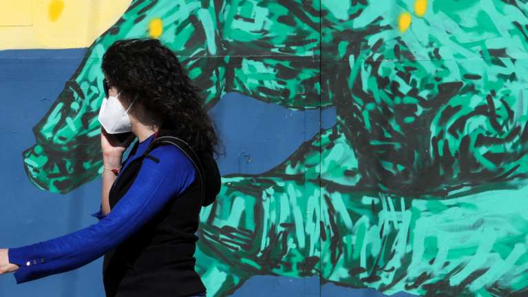 Κορονοϊός: Πώς θα είναι το 2022 με την πανδημία - Τρεις Έλληνες επιστήμονες απαντούν