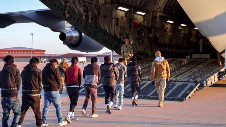 ΗΠΑ: Ο Τραμπ ξεκίνησε τις μαζικές απελάσεις– Αλυσοδεμένοι μετανάστες επιβιβάζονται σε στρατιωτικό αεροπλάνο [εικόνες, βίντεο]