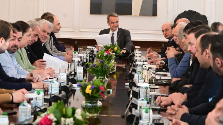 Σε εξέλιξη η συνάντηση των αγροτών με Μητσοτάκη - Το "καρφί" για τους "σκληρούς" των μπλόκων που δεν πήγαν [βίντεο]