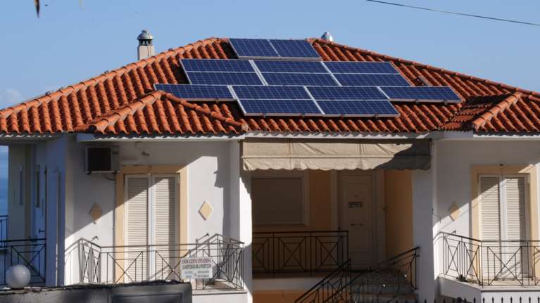 Πόσα θα κερδίζω κάθε χρόνο αν βάλω φωτοβολταϊκό; - Οι επιδοτήσεις και ο χρόνος απόσβεσης