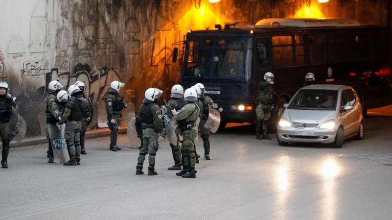 Εκτροπα στη Νέα Σμύρνη: Παρέμβαση εισαγγελέα - Ερευνα για αξιόποινες πράξεις αστυνομικών