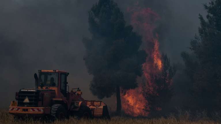 Φωτιά στην Κορινθία: Κρίσιμη νύχτα - Αγωνία για τις αναζοπυρώσεις σε Καλκάνι και Παγιαναίικα