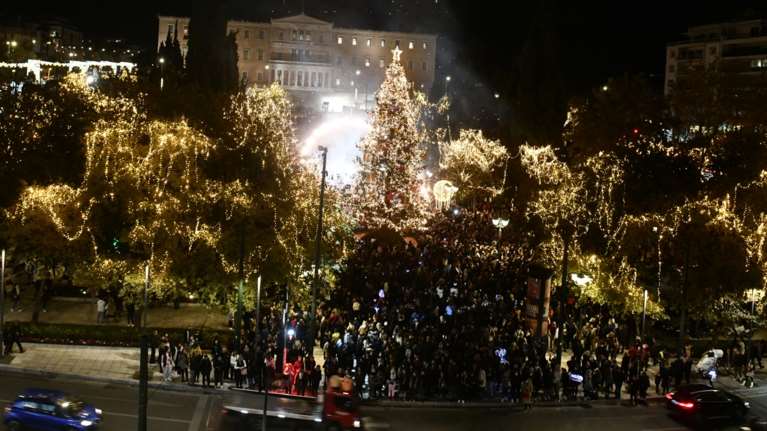 Μαγικές εικόνες: Φωταγωγήθηκε το χριστουγεννιάτικο δέντρο στο Σύνταγμα με 40.000 λαμπάκια [βίντεο]