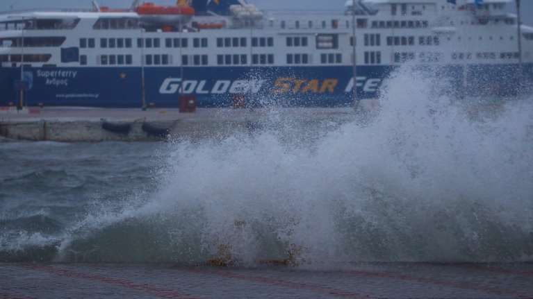 Αγριεύει ο καιρός: Ξεπέρασε τα 100 χλμ η ταχύτητα των ανέμων - Καταιγίδες σε Κρήτη και Εύβοια