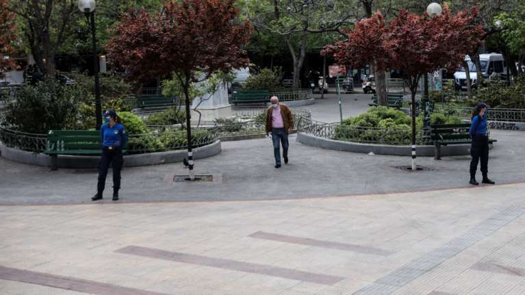 Μοντέλο &quot;Βαρνάβα&quot;: Νέα έφοδος της ΕΛΑΣ στην πλατεία Αγίου Γεωργίου στην Κυψέλη για να μη γίνει κορονοπάρτι [εικόνες]