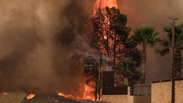 Μεγάλη φωτιά στη Βαρυμπόμπη: Καίνε σπίτια οι φλόγες - Εκκενώνεται και το Ολυμπιακό Χωριό - Έκλεισε πάλι η Εθνική