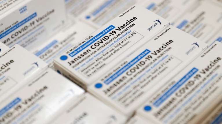 Εμβόλιο Johnson &amp; Johnson: Ξεκίνησαν οι παραδόσεις στην ΕΕ - Την Τετάρτη οι πρώτες δόσεις στην Ελλάδα