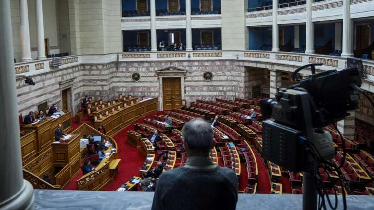 Κατατέθηκε στην Βουλή το νομοσχέδιο για τα ομόφυλα ζευγάρια - Στις 15 Φεβρουαρίου προς ψήφιση