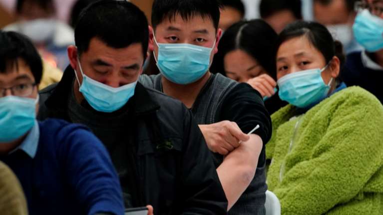 Κίνα: Απειλούν τους συγγενείς των θυμάτων κορονοϊού για να μην μιλήσουν στον ΠΟΥ- Σε εξέλιξη η έρευνα για την προέλευση του ιού