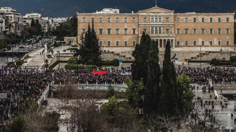 Τραγωδία στα Τέμπη: Συγκεντρώσεις και πορεία στο κέντρο της Αθήνας - 6 προσαγωγές υπόπτων [εικόνες]